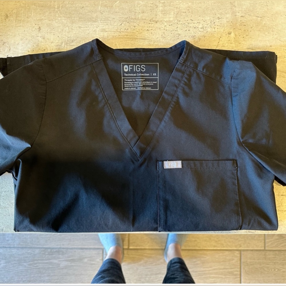 Figs Women’s black- Catarina FREEx- one pocket scrub top- XS